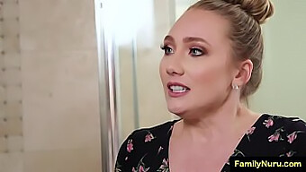 Aj Applegate Получает Чувственный Массаж Душа От Своего Отца.